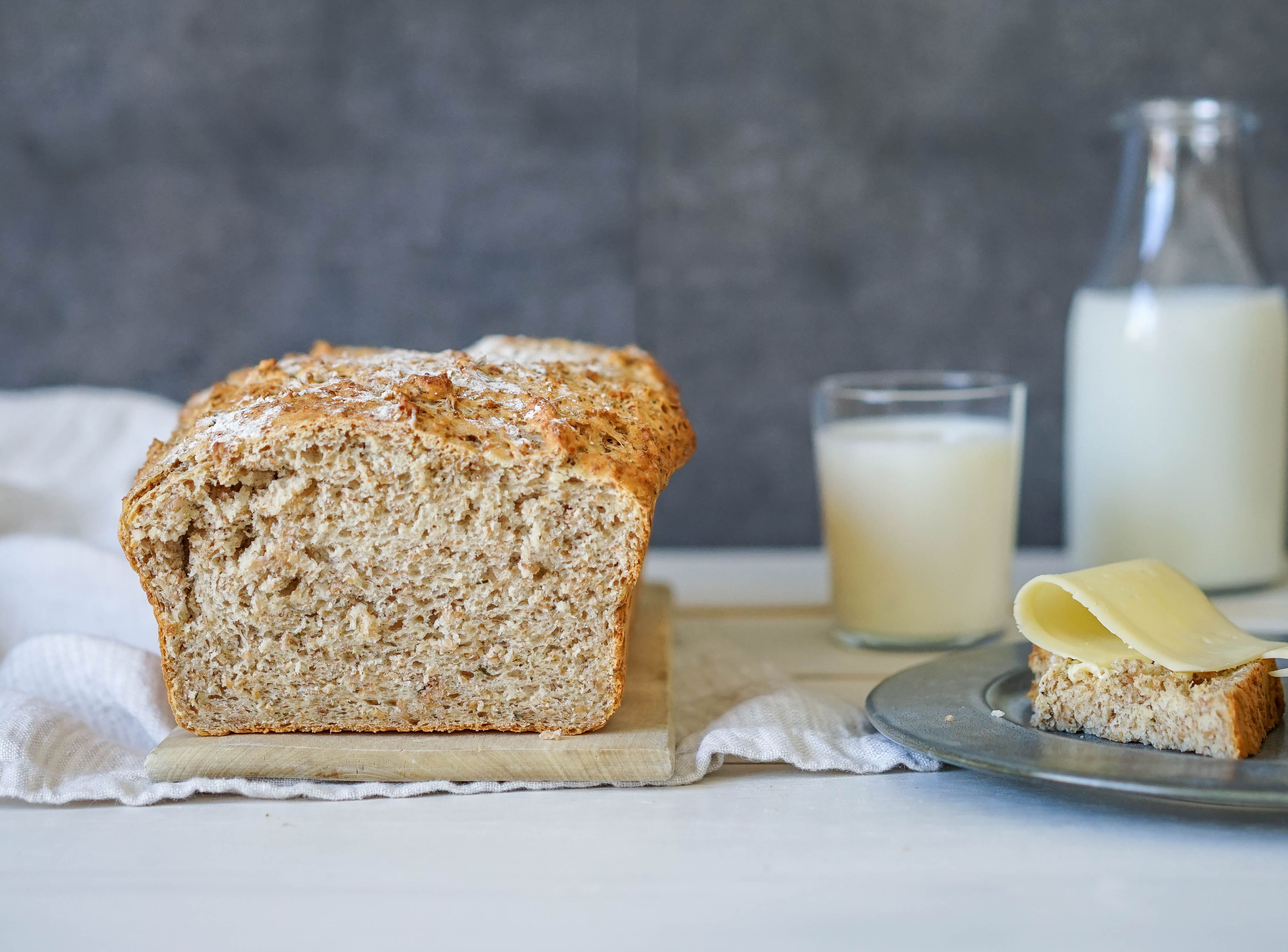 krydret yoghurtbrød ved siden av et glass melk