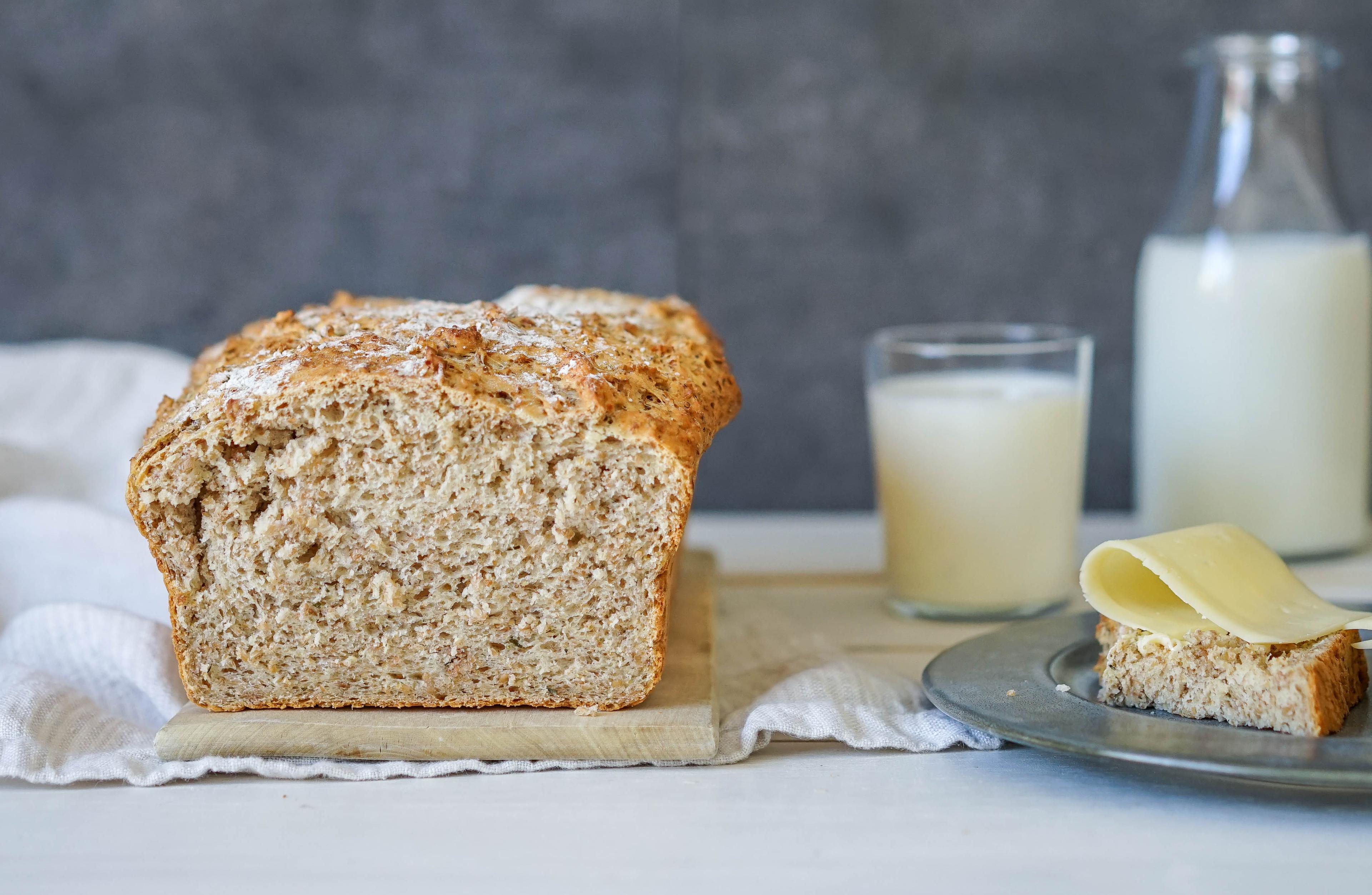 krydret yoghurtbrød ved siden av et glass melk