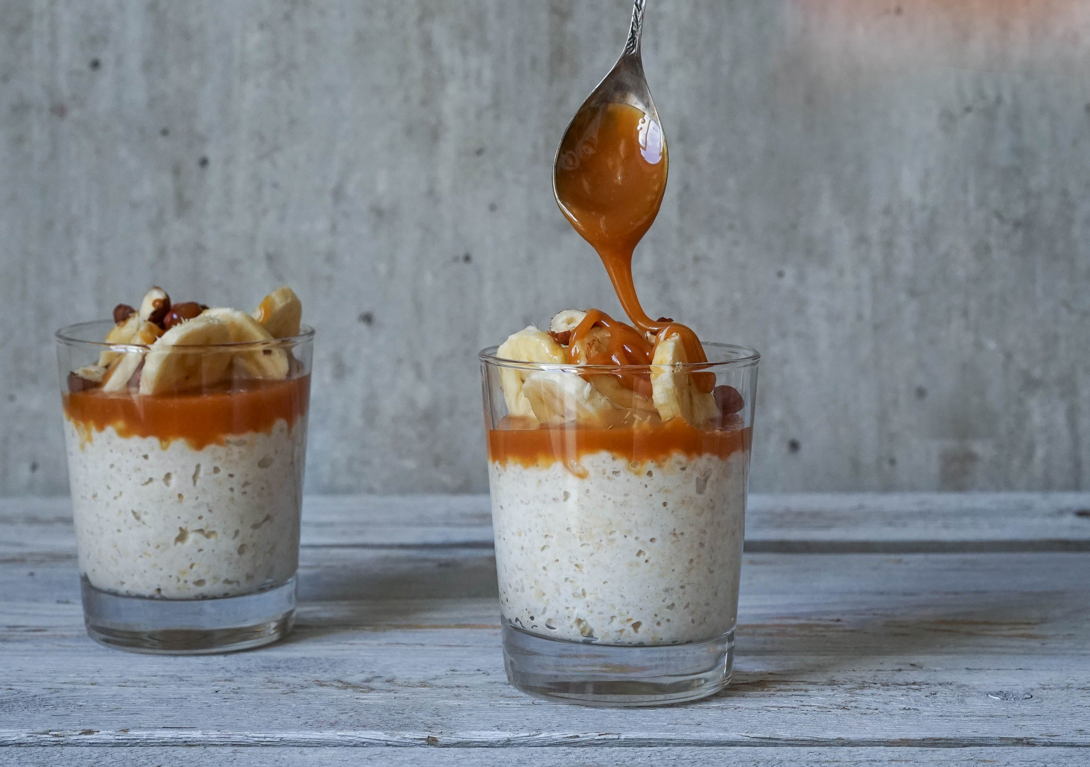 kjøleskapsgrøtmed syrnet melk, karamellsaus og nøtter
