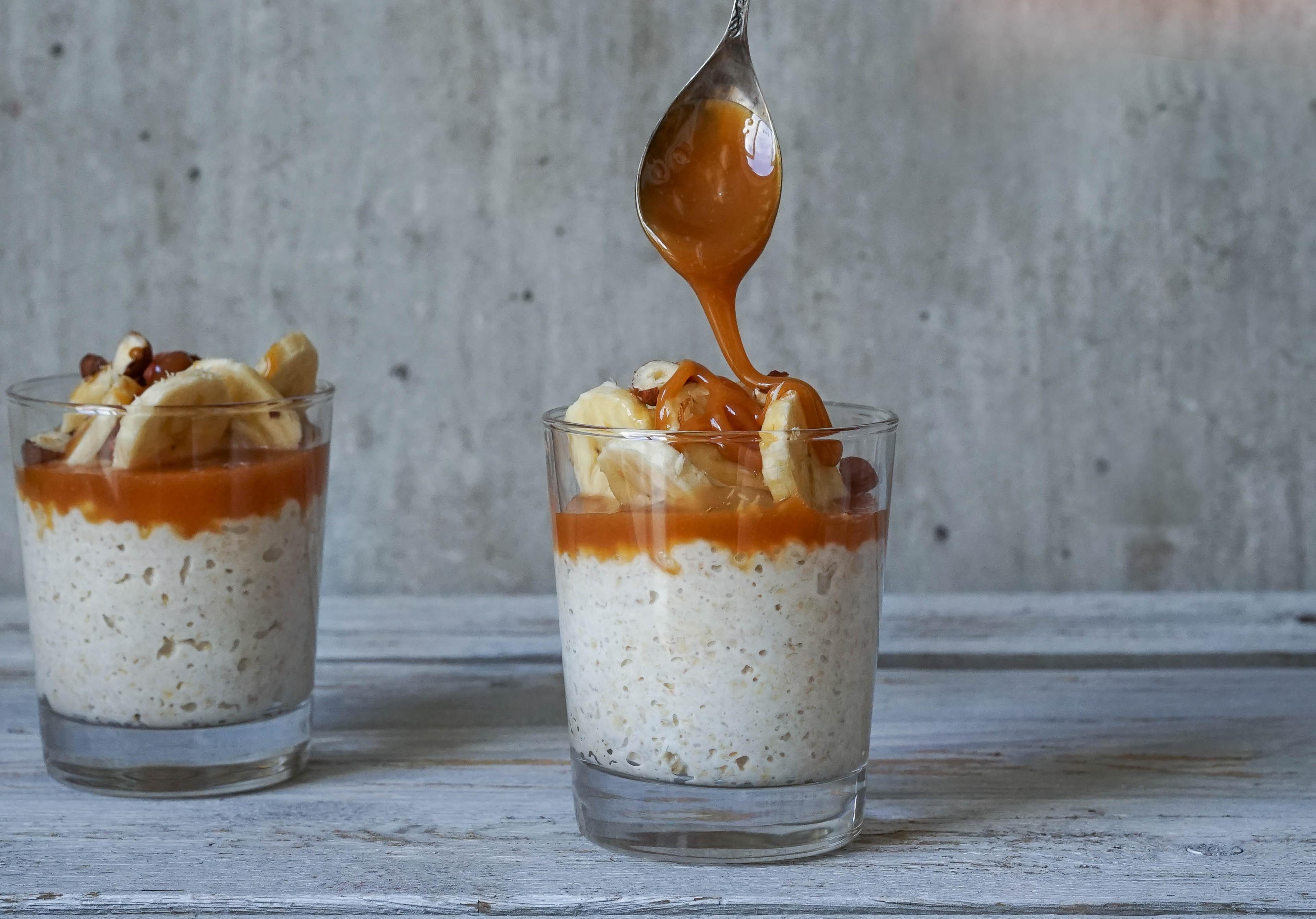 kjøleskapsgrøtmed syrnet melk, karamellsaus og nøtter