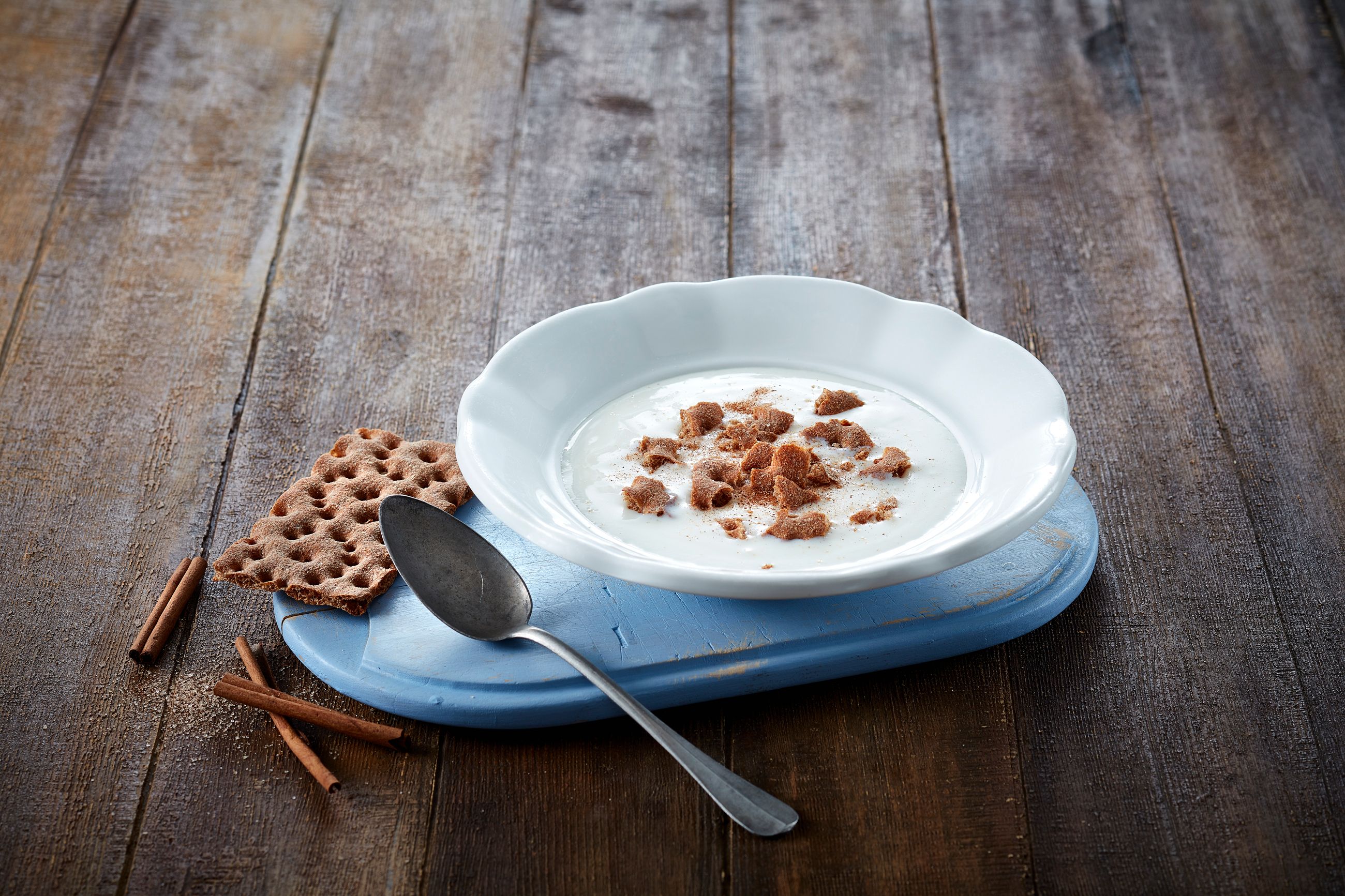 Tettemelk i skål med knust knekkebrød i