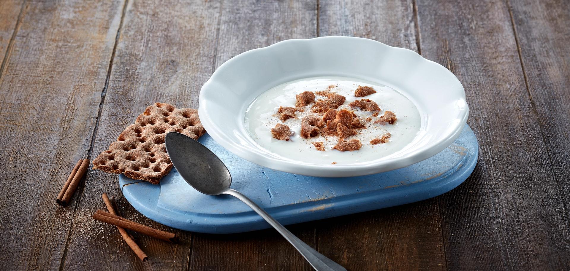 Tettemelk i skål med knust knekkebrød i