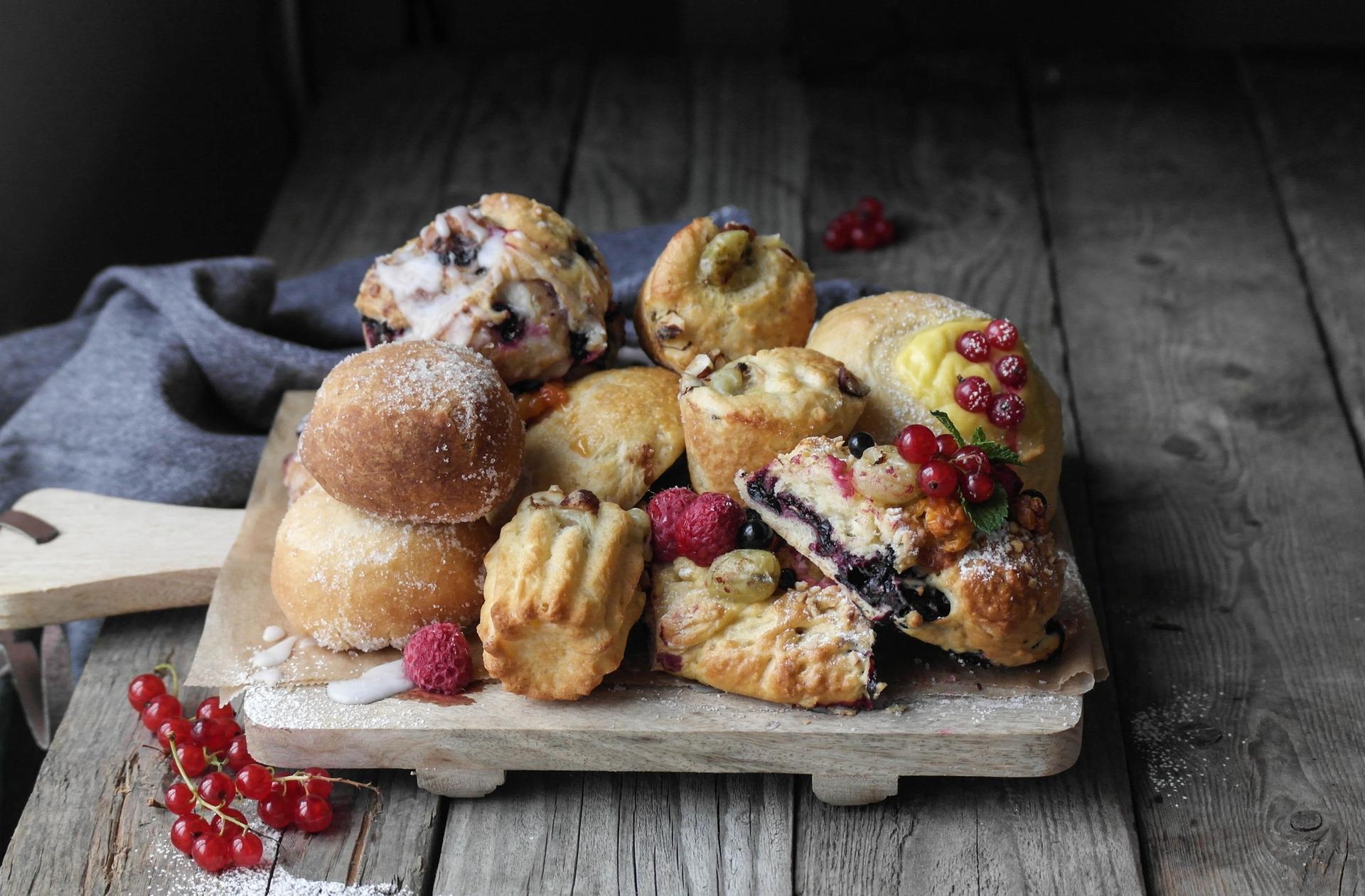 Fat med 5 ulike bollevarianter