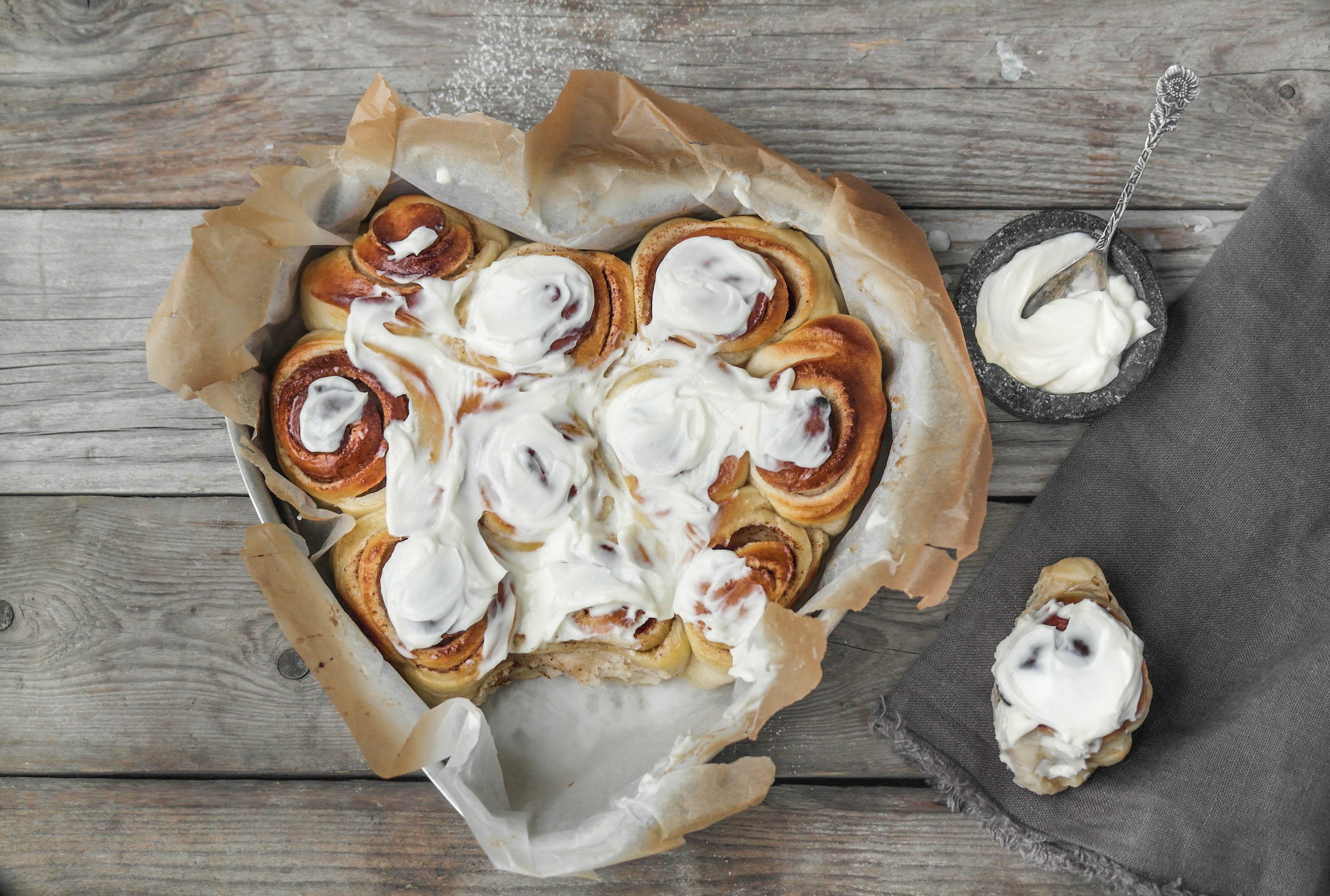 Kanelboller i form med kremostglasur
