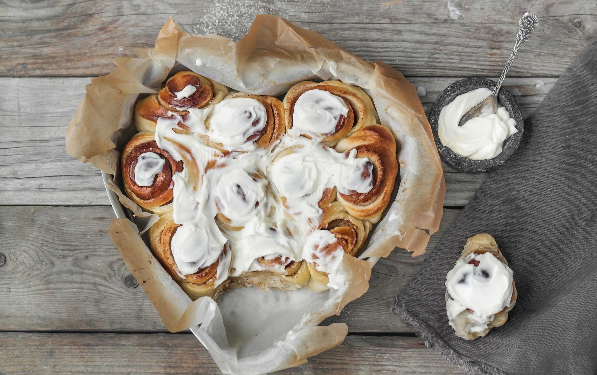 Kanelboller i form med kremostglasur