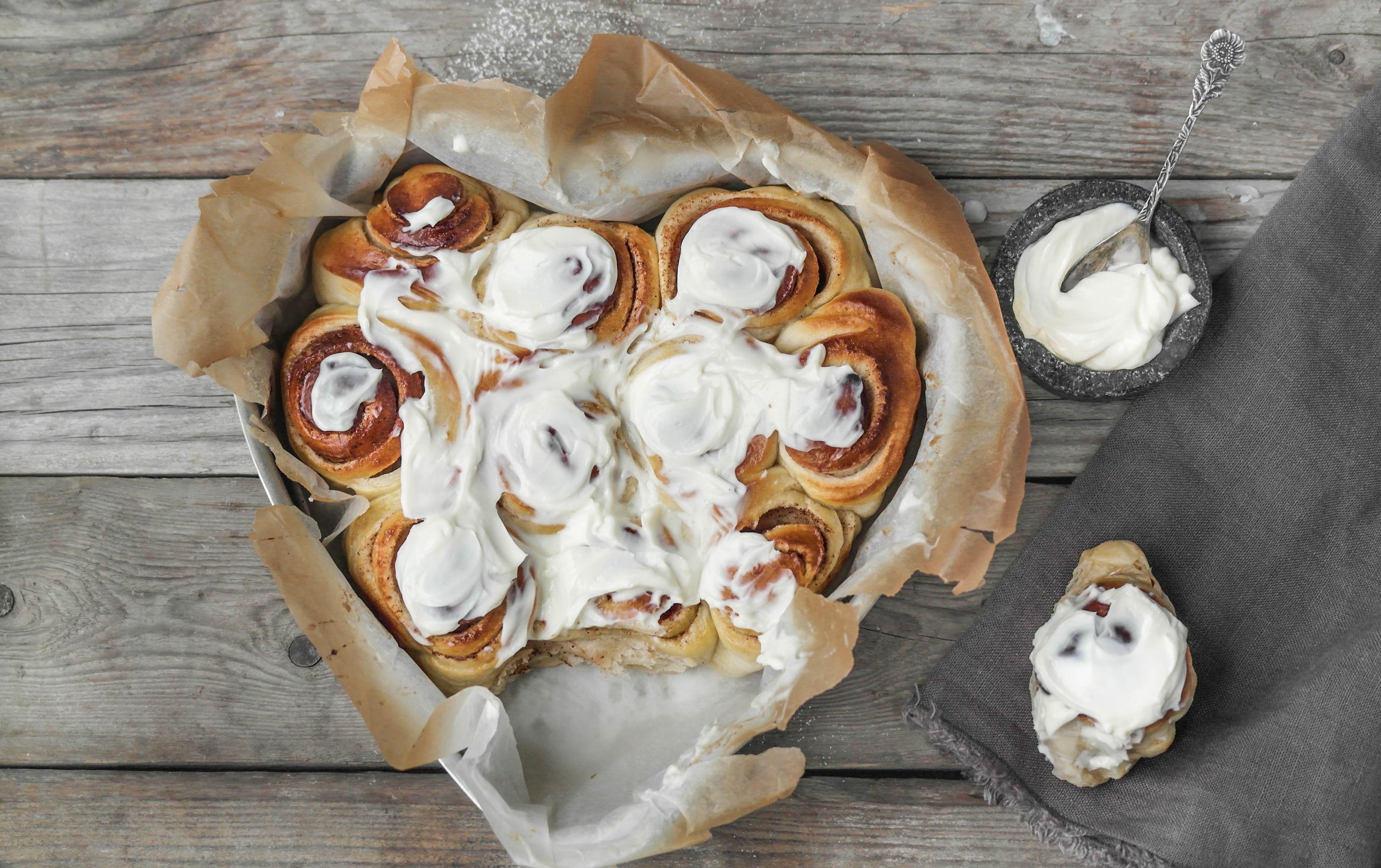 Kanelboller i form med kremostglasur