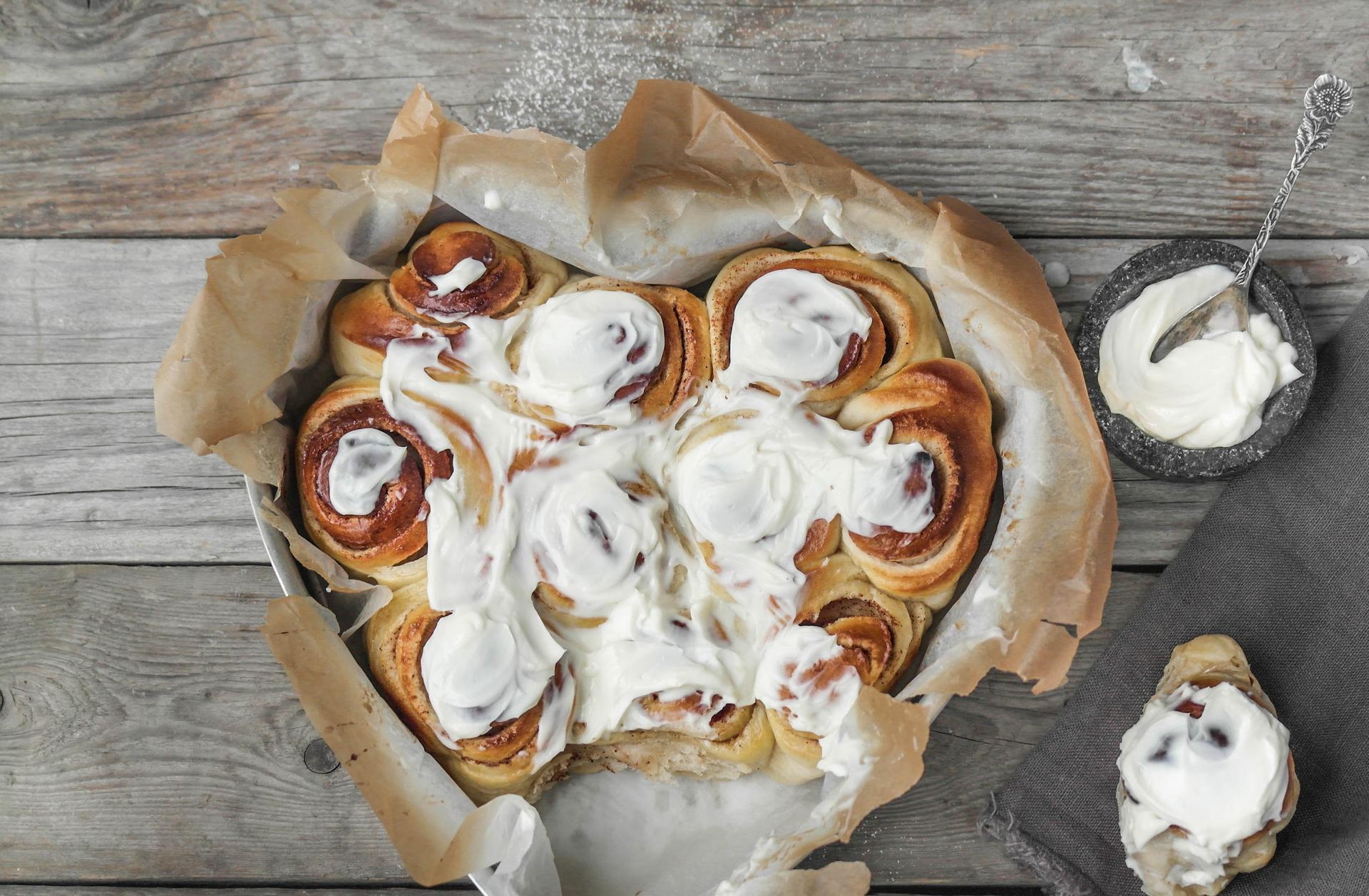 Kanelboller i form med kremostglasur