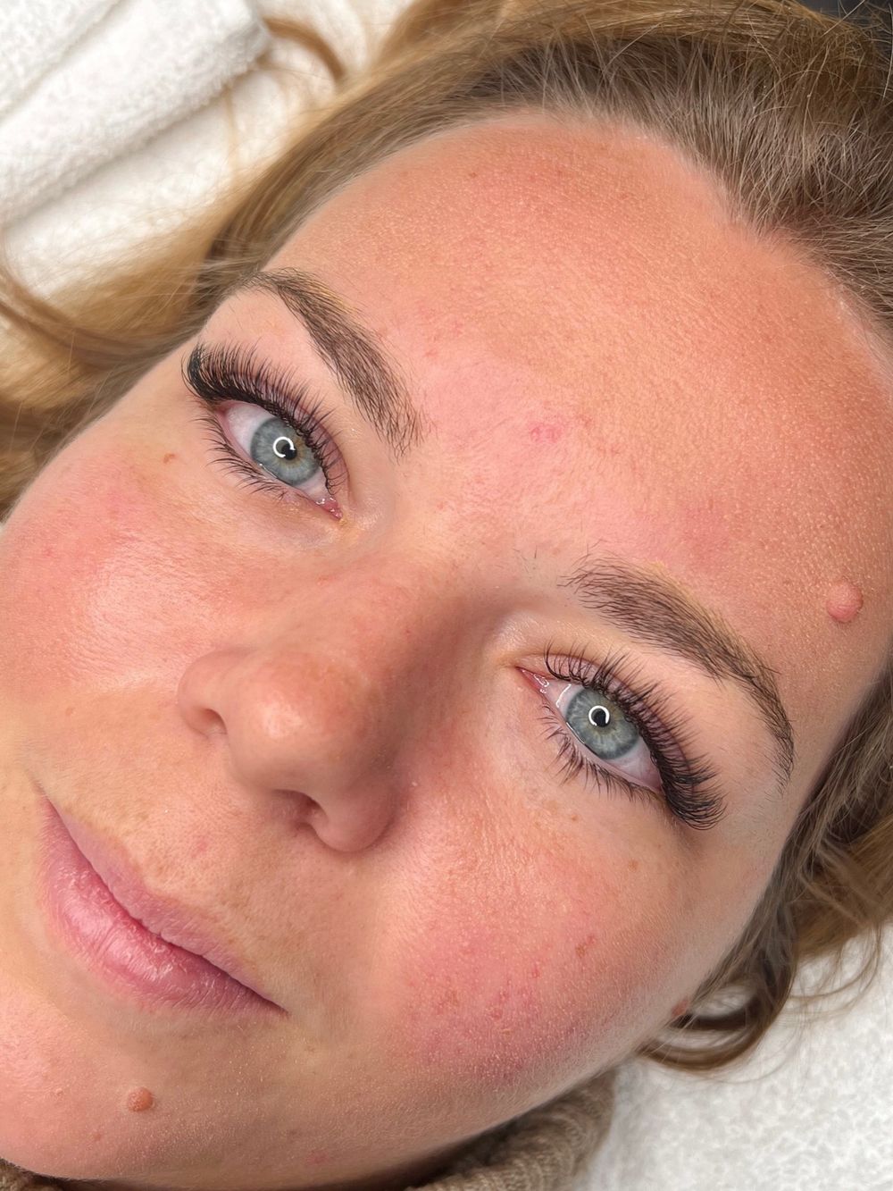 Single lashes hos Klinik Luné