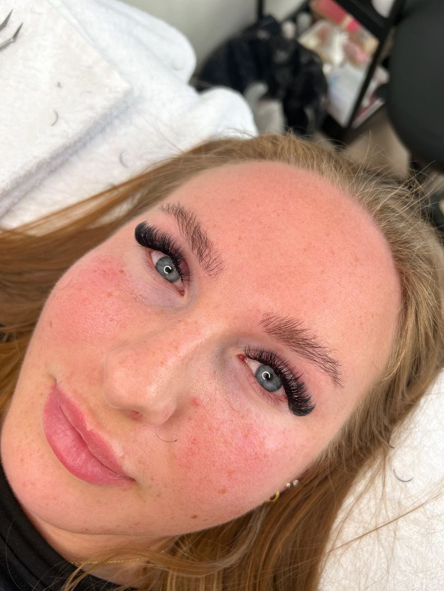 Volume lashes hos Klinik Luné