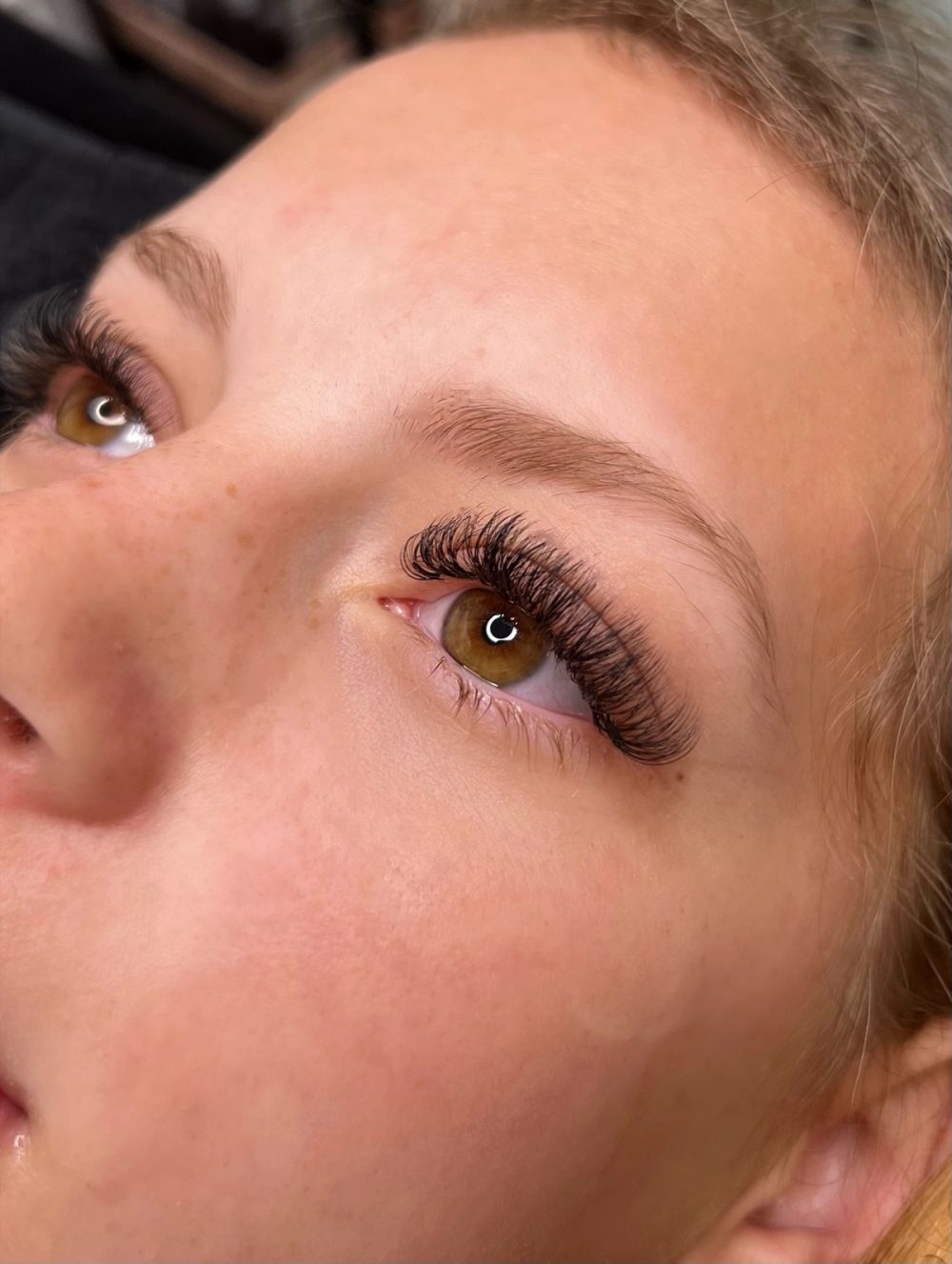Hybrid lashes hos Klinik Luné