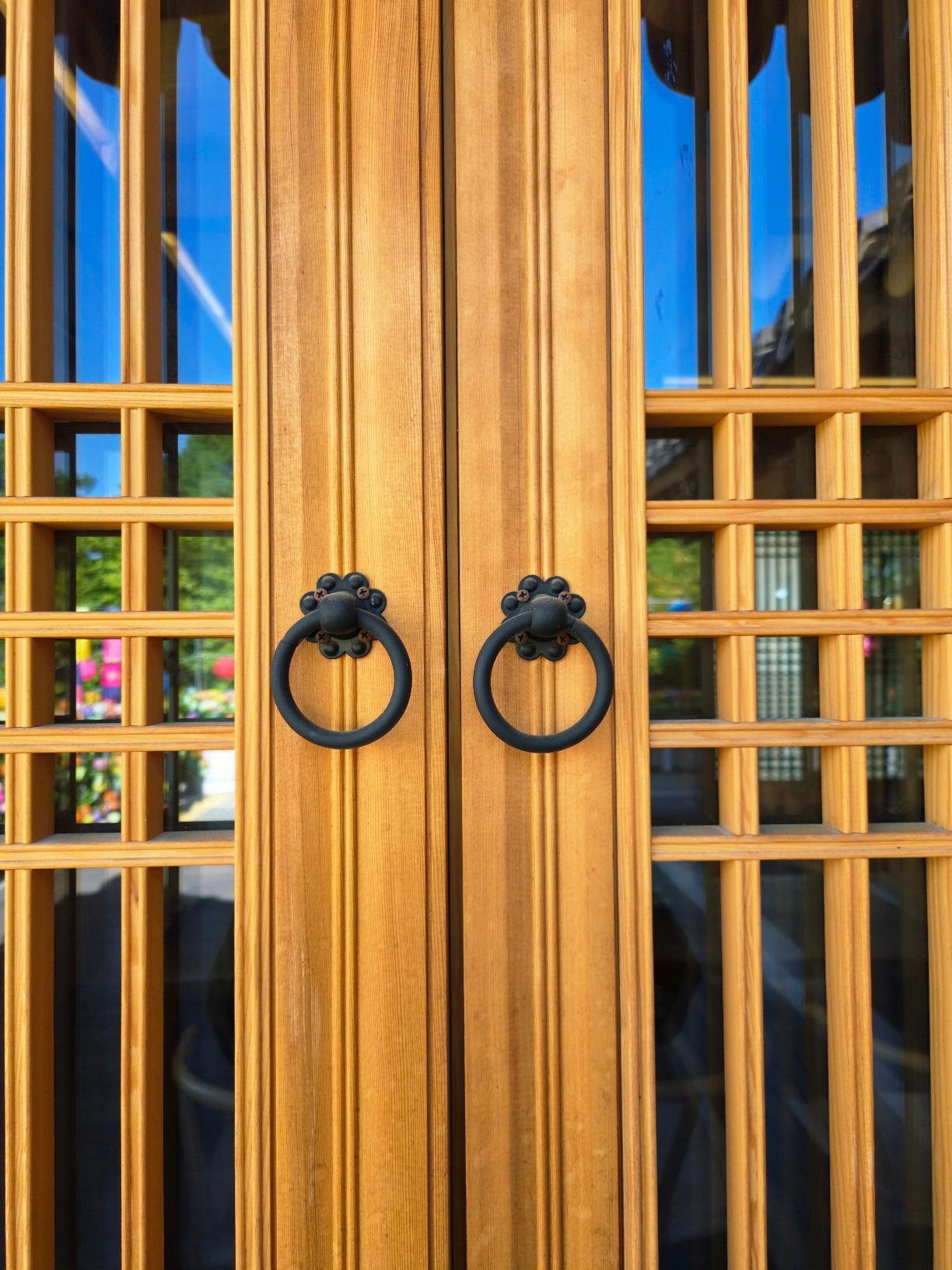 The latticed wooden doors of Heungcheonsa