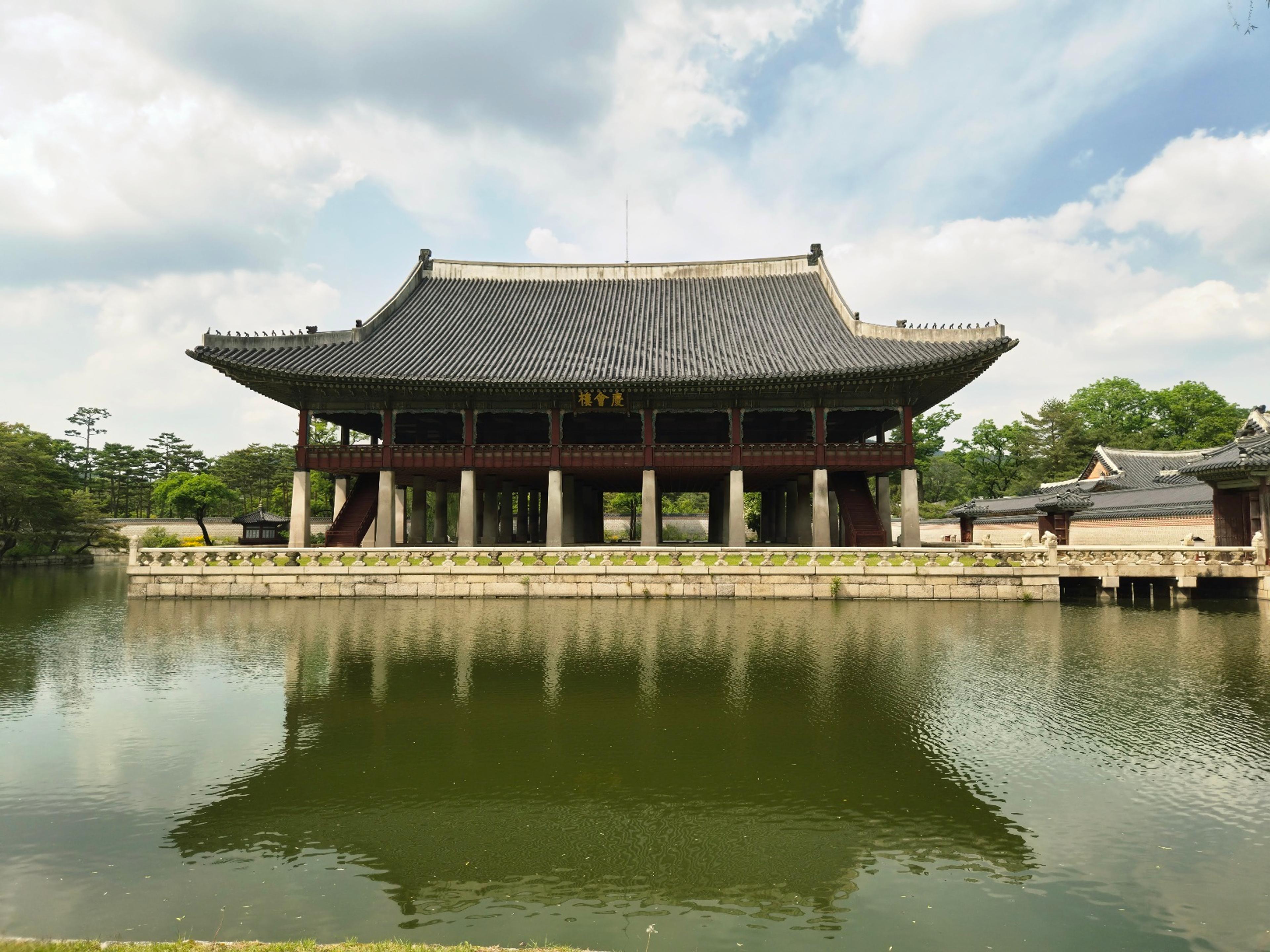 Gyeonghoeru pavilion perfectly mirrored in the pond — that reflection shot is chef's kiss