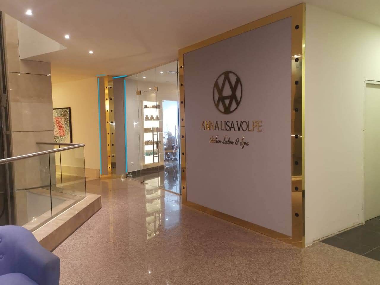 Nuestros paneles de aluminio compuesto (ACM) ofrecen resistencia, durabilidad y estética en una amplia gama de colores y acabados. Confía en nosotros para crear una fachada ACM impactante y duradera que resalte la identidad de tu proyecto