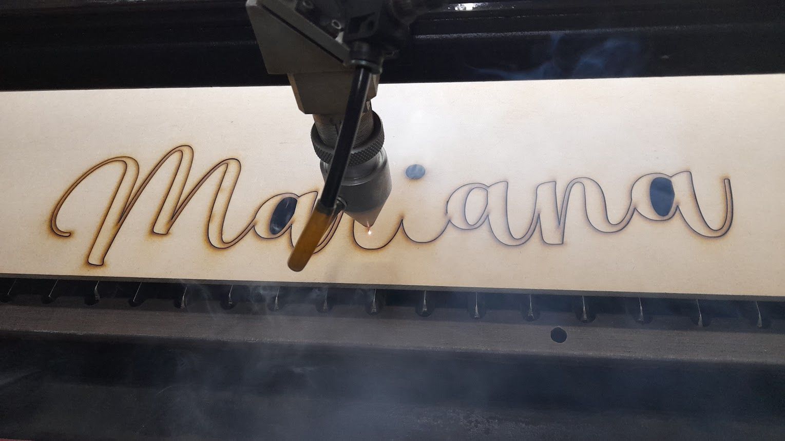 Convierte tus ideas en realidad con nuestro servicio de Corte Láser. Esta tecnología de punta garantiza precisión y detallismo, brindándote la libertad de diseño que buscas