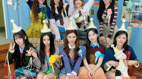 [온더스테이지] 트와이스: 데뷔 10년, 이제는 '역대급'이라는 말이 아깝지 않다