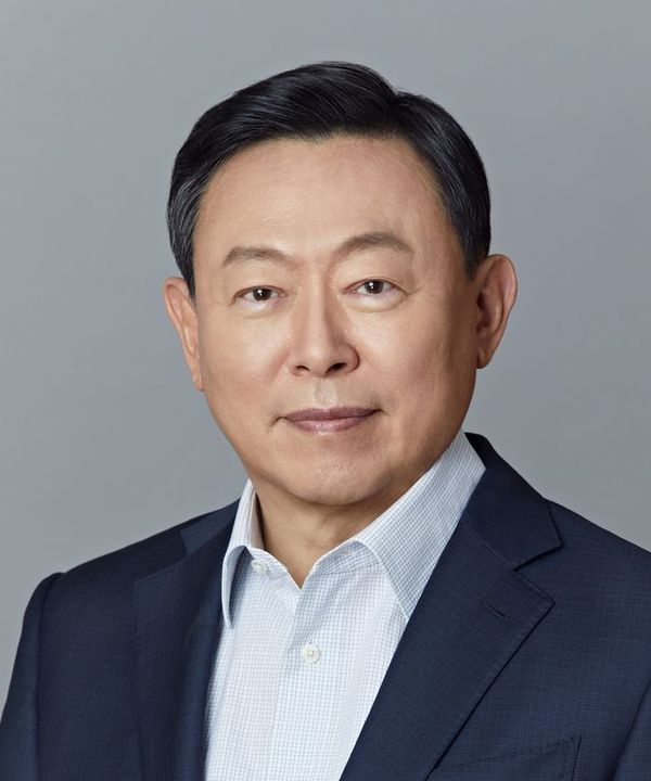 Shin Dong-bin Calls Lotte's Half-Year Strategy Summit in a Bid to Reshape the Conglomerate
