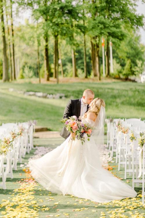 Lush, Spring Blooms at Swan Lake Best Wedding Florist Ohio