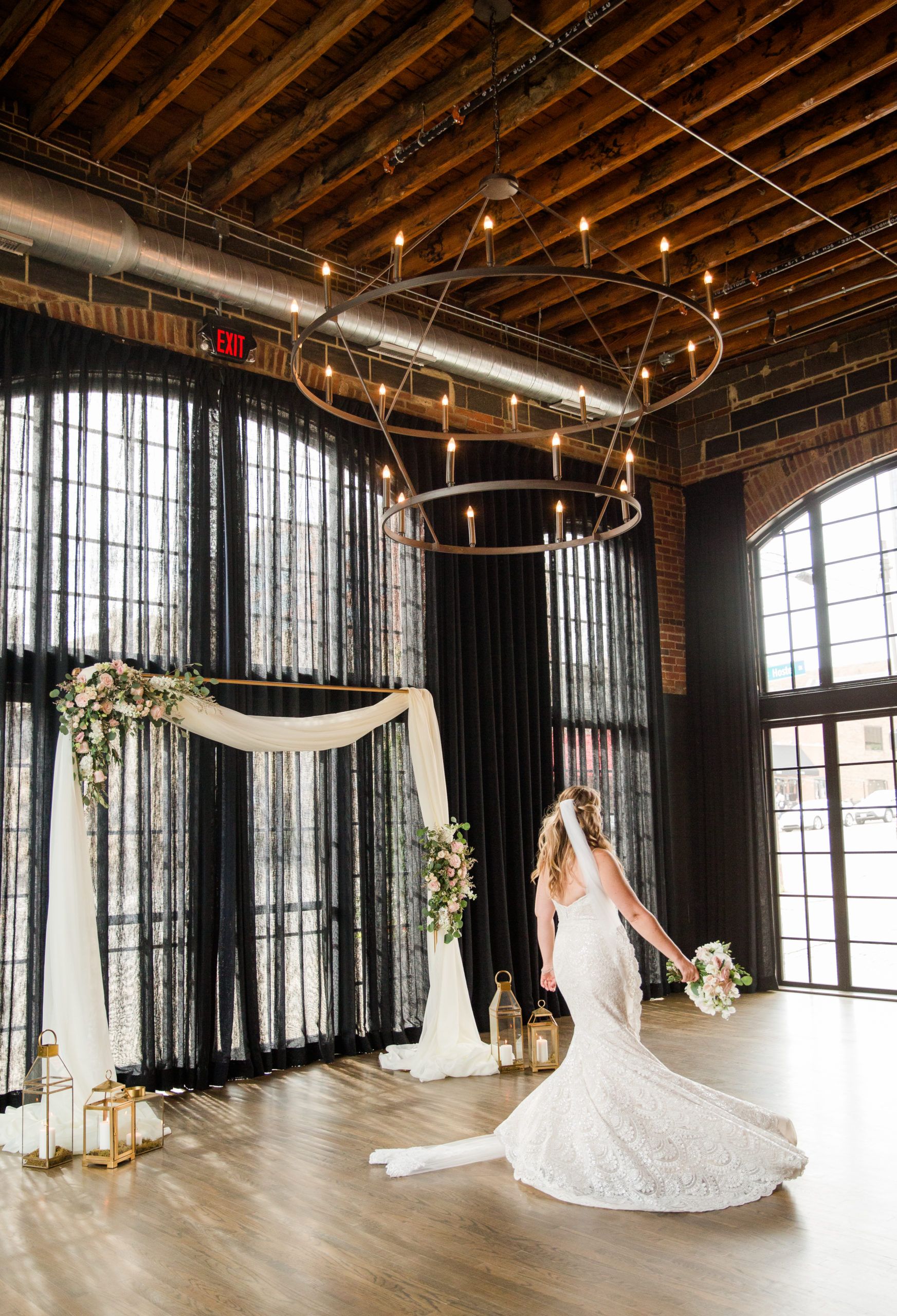 Columbus Ohio Wedding Flowers Summery Pastels photographed at The Oh