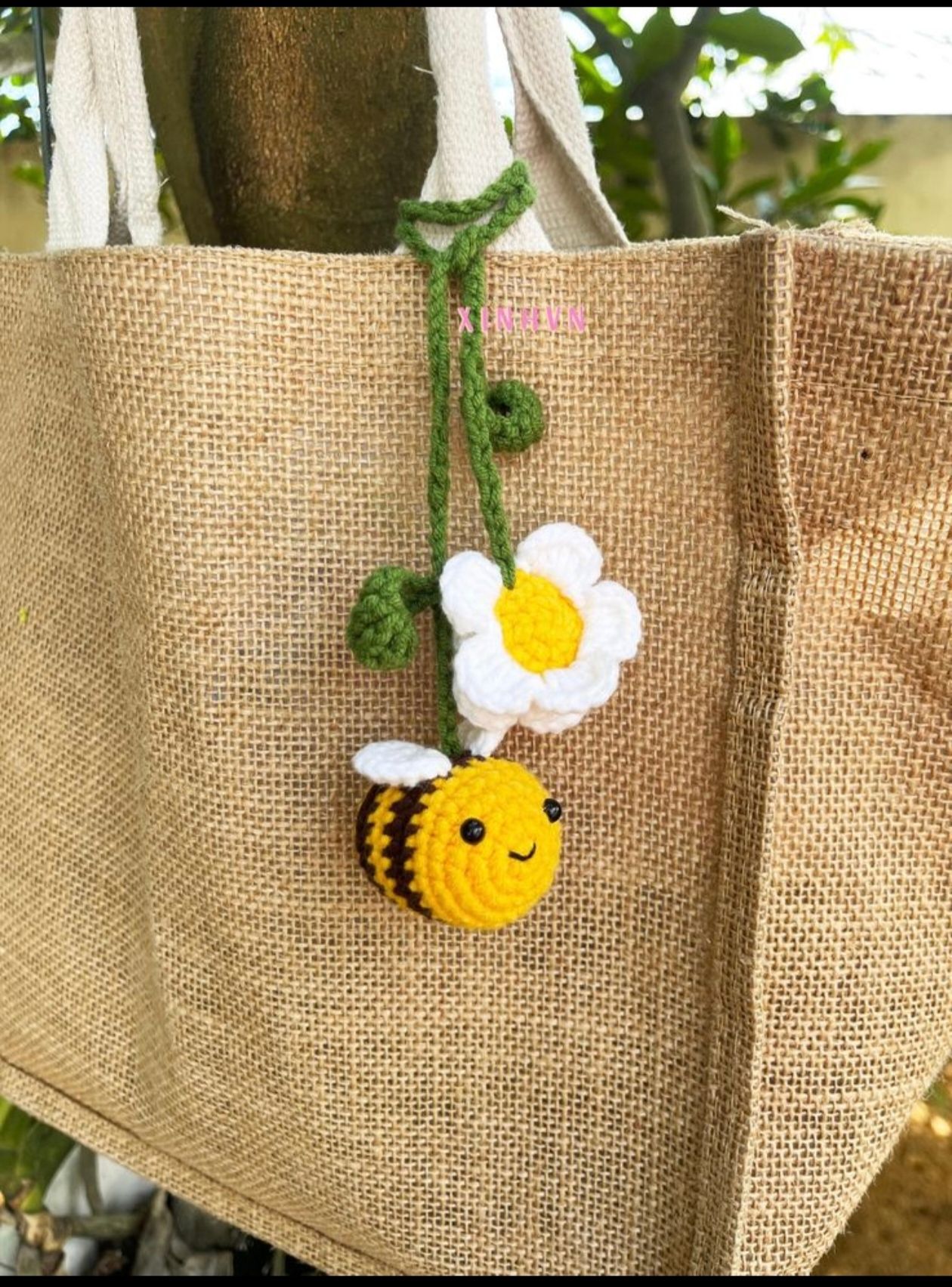 crochet bag charm bee and daisy flower
