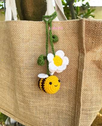Handmade Crochet Bee & Daisy Flower Bag Charm – Cute Floral Bag Accessory for Handbags, Totes & Backpacks