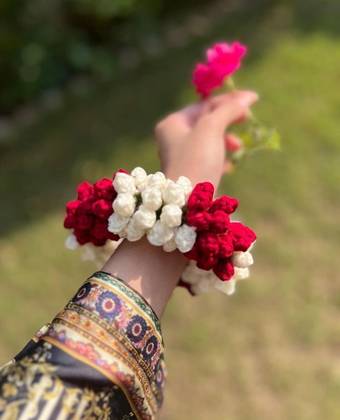 Handmade Crochet Gajra for Girls & Women – Floral Hair Accessory & Wrist Gajra for Eid, Mehndi, Weddings & Dholki