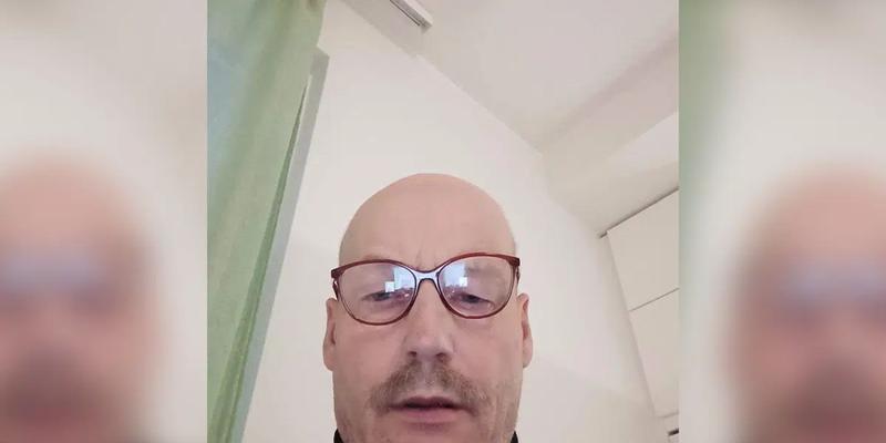 Selfie keski-ikäisestä miehestä, jolla on silmälasit