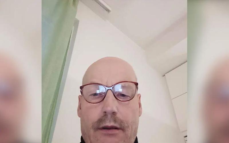 Selfie af Arne, en midaldrende mand med overskæg og briller