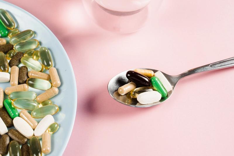 Spoon and plate with dietary supplements