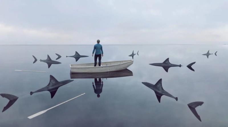 Modig, självsäker man som står i en båt omgiven av hajar