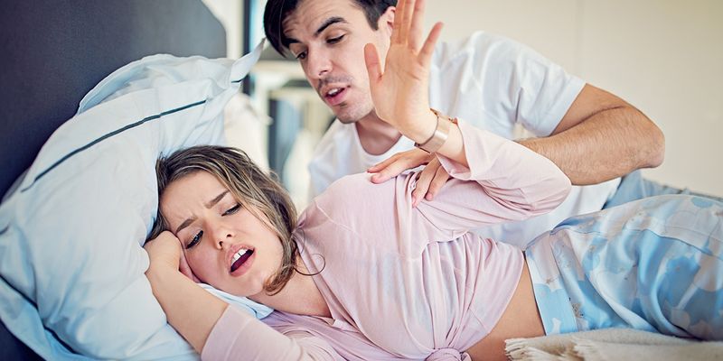 Nainen, joka kokee haluttomuutta, torjuu miehensä sängyssä