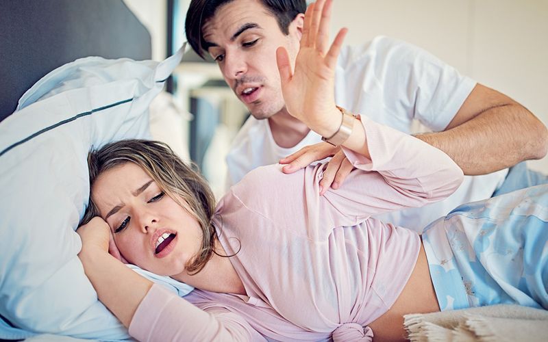 Nainen, joka kokee haluttomuutta, torjuu miehensä sängyssä