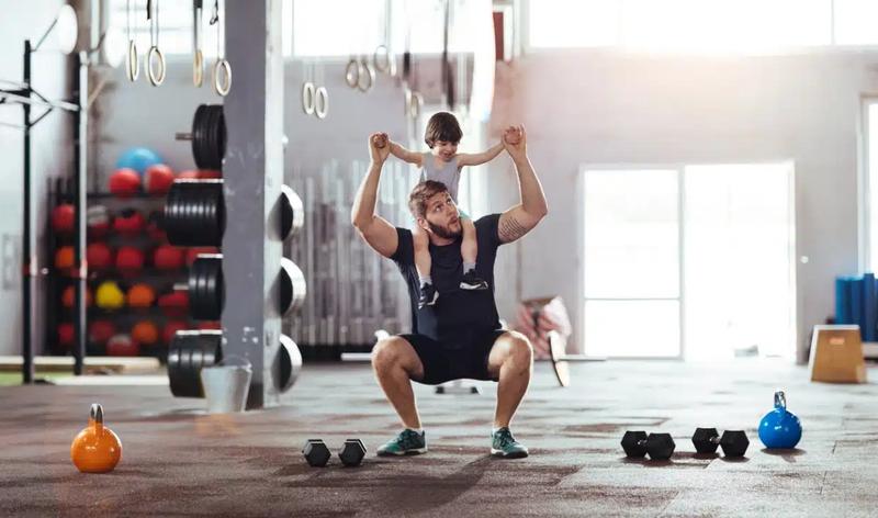 Mand der træner med sin søn på ryggen, og samtidig øger sin testosteron