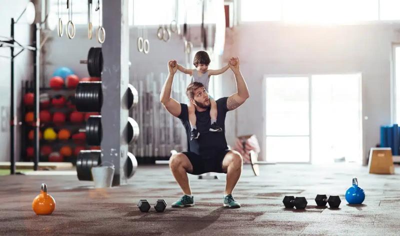 Mand der træner med sin søn på ryggen, og samtidig øger sin testosteron