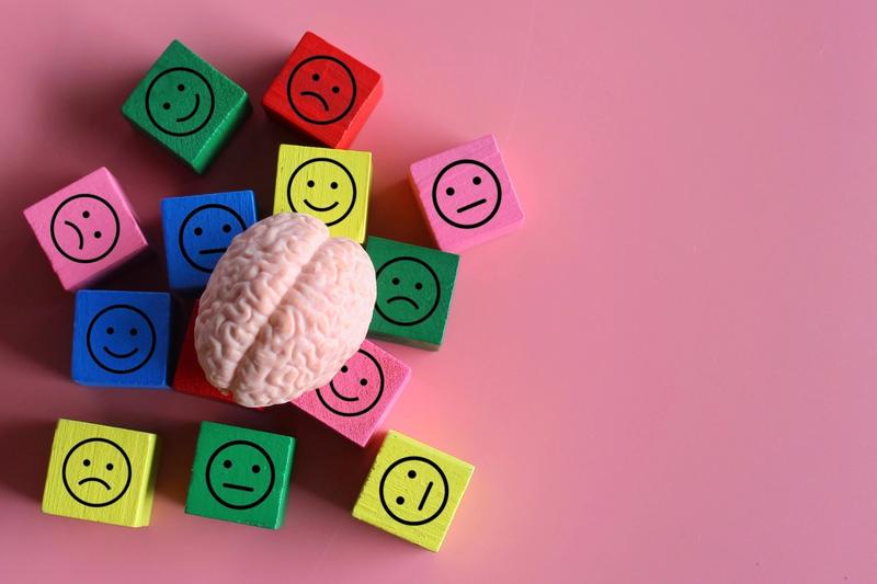 Vitamin B6 og psykologisk funksjon er illustreret med små smiley-brikker med forskjellig humør