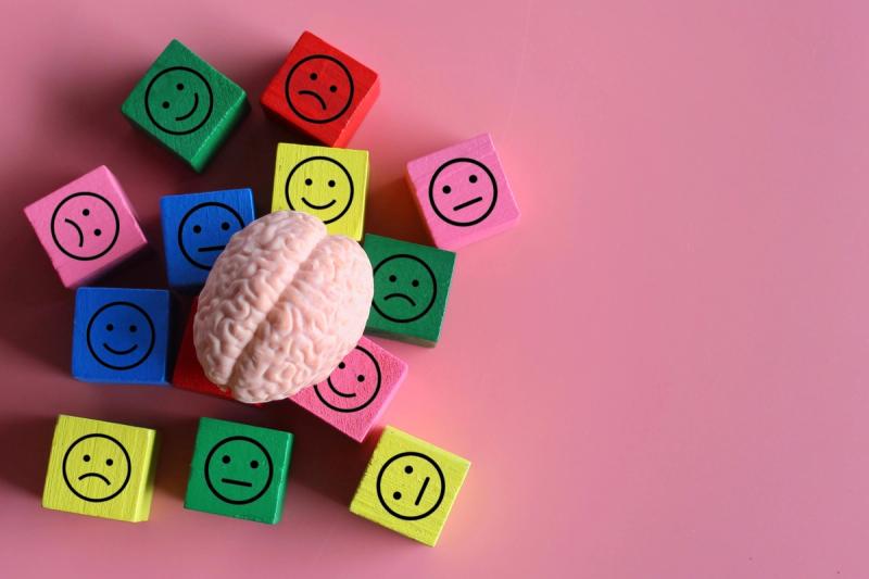 Vitamin B6 og psykologisk funktion er illustreret med små smiley-brikker med forskelligt humør
