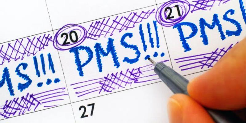Menstruationens humörsvängningar: kalender där en kvinna skriver: "PMS" på alla dagar