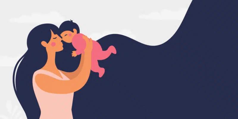 Glad kvinna som håller i en liten bebis