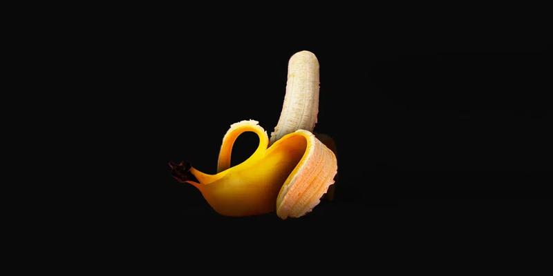 Puoliksi kuorittu banaani pystyssä, joka symbolisoi erektiota