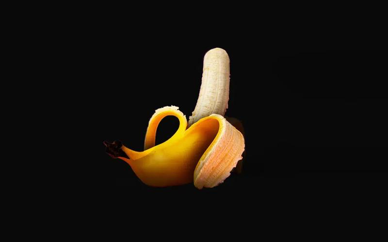 Opad pegende, halvskrællet banan som symboliserer en erigeret penis.