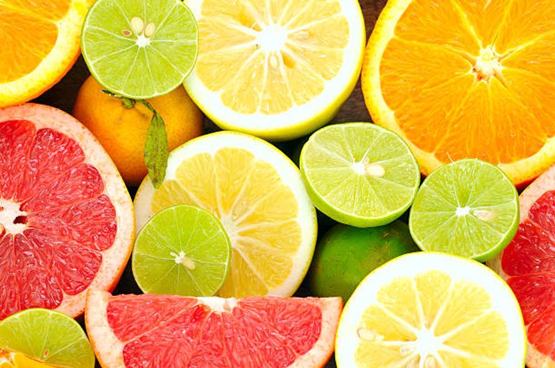 Ulike sunne sitrusfrukter som er bra for prostata vises oppdelte og fargerike