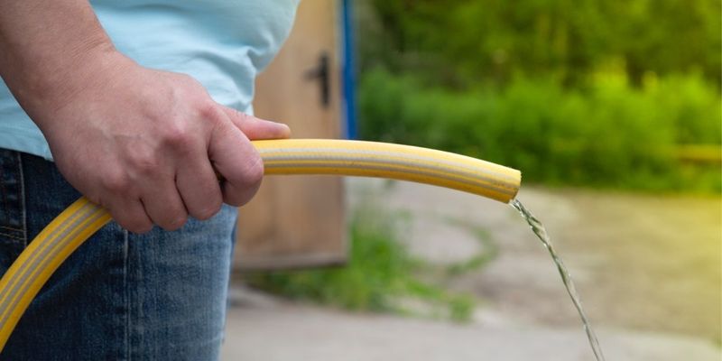 Mann som urinerer med svak urinstråle.