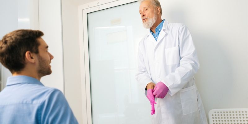 Læge gør klar til prostata-undersøgelse / rektal-undersøgelse