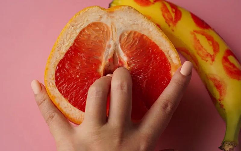 En delad grapefrukt ska föreställa en vagina eller slida.