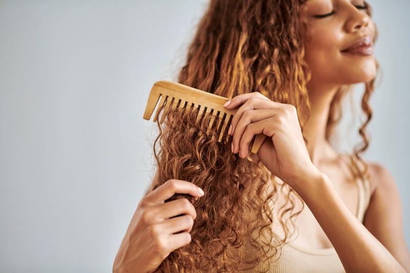 En kvinder som reder sit hår