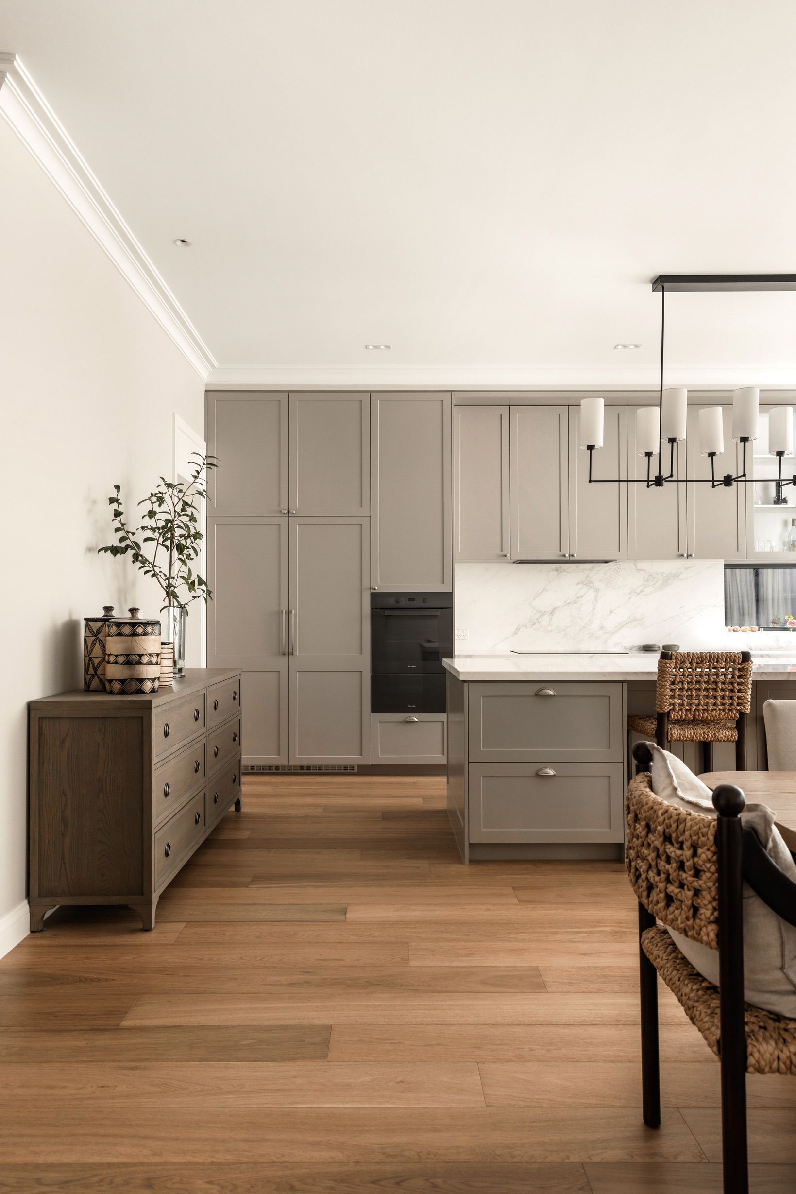 Chesterfield oak flooring connecting the dining area and kitchen in Canterbury.