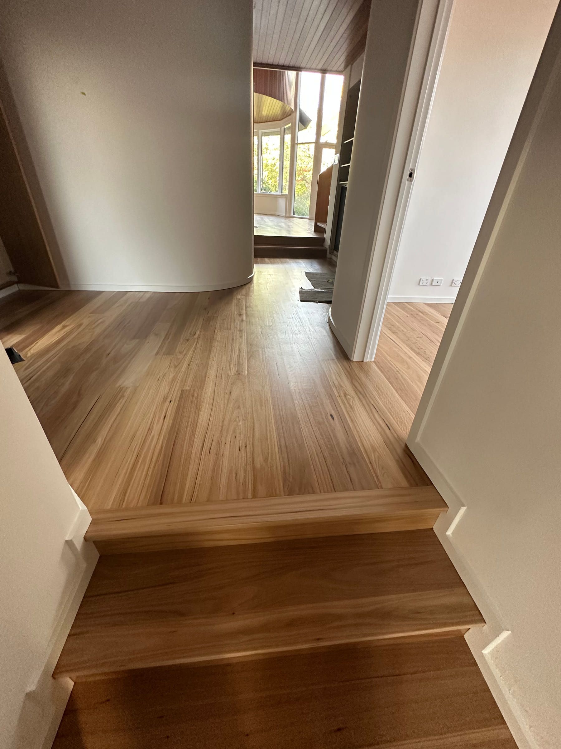 Blackbutt flooring transition at the short steps between rooms in the Malvern residence.