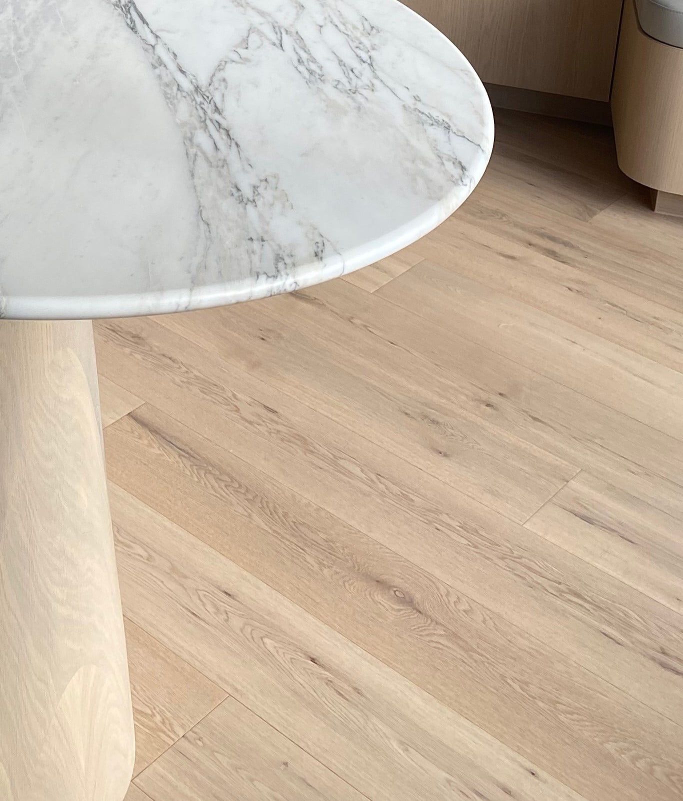 Parana engineered European Oak flooring colour and grain sample.