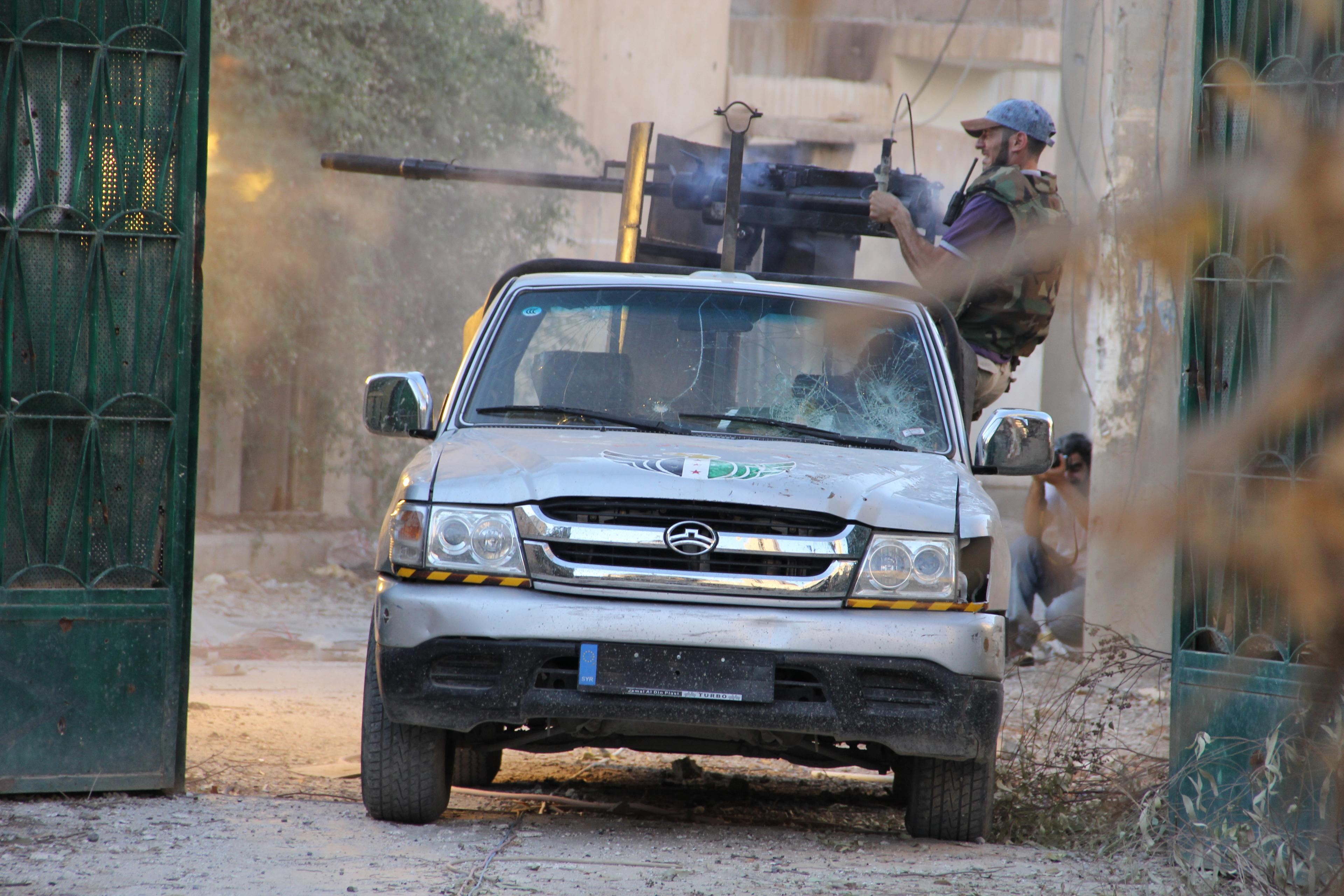 Un combattant de l'Armée syrienne libre attaque un point de contrôle du régime syrien dans le quartier d'Almowathafeen à DeirEzzor.