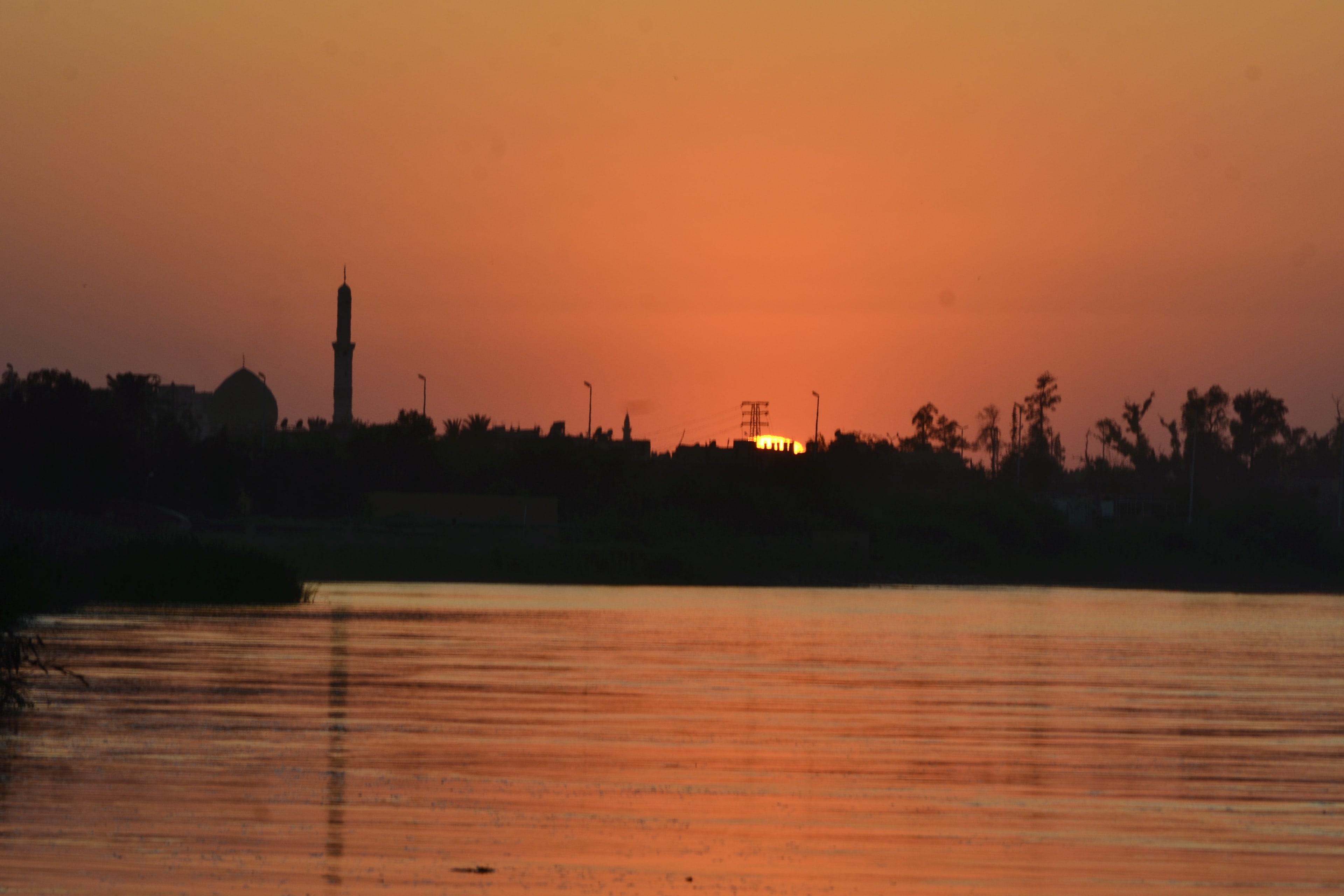 Un coucher de soleil à Deirezzor près de l'Euphrate.