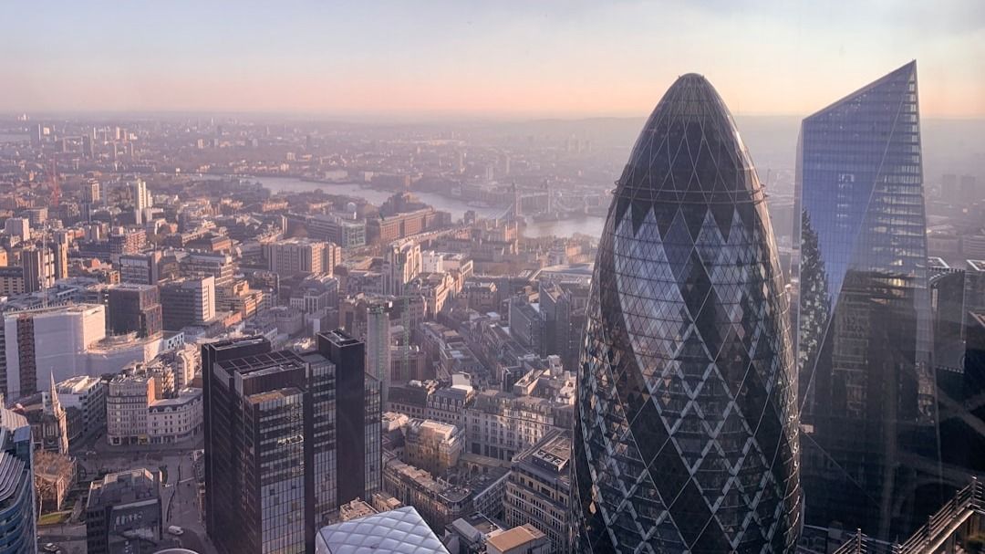 London skyline, its skyscrapers, buildings, bridges and the Thames River.